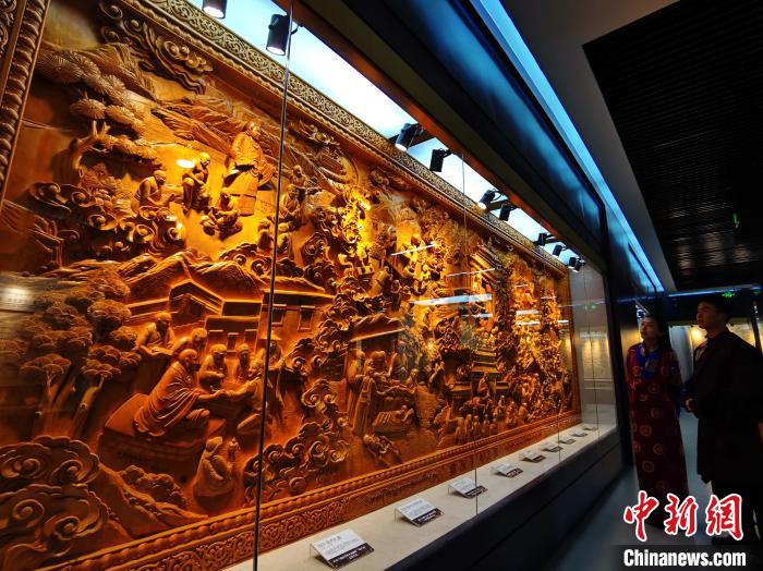 圖為(wei) 青海大學民族醫學博物館陳展的曆代知名藏醫浮雕。　張添福 攝
