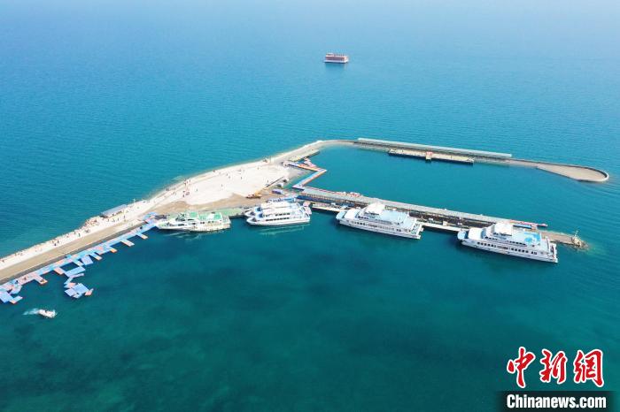 青海湖衛星定位係留式浮標布放正式完成