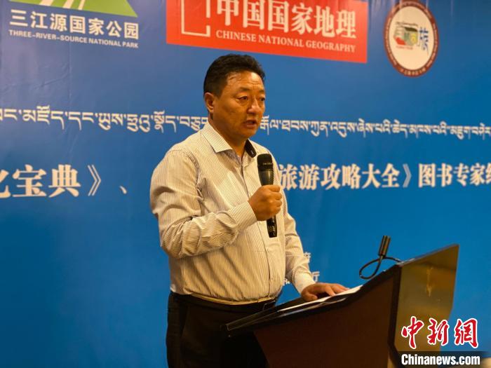 圖為(wei) 青海玉樹藏族自治州人民政府副州長尼瑪才仁會(hui) 議現場致辭。　李江寧 攝