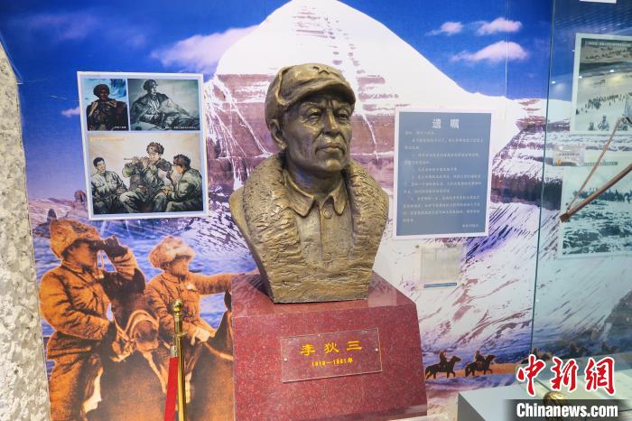 圖為(wei) 南疆軍(jun) 區某合成團1連榮譽室，雕像是進藏先遣英雄連總指揮李狄三。　楊程晨 攝