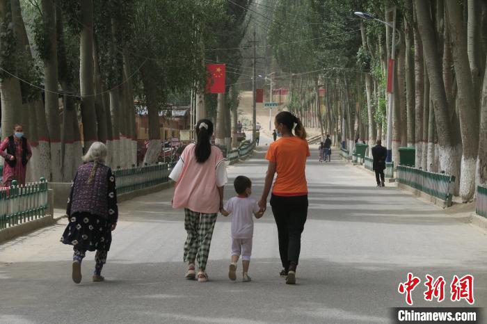 圖為(wei) 進藏先遣英雄連誓師地原址所在的新疆維吾爾自治區和田地區於(yu) 田縣普魯村現貌。　楊程晨 攝