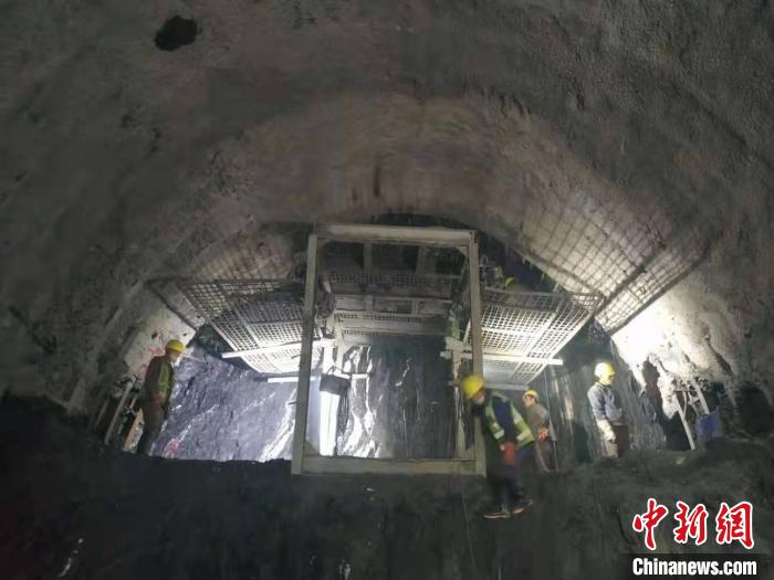 雲(yun) 南麗(li) 香鐵路7.5公裏長花椒坡隧道貫通