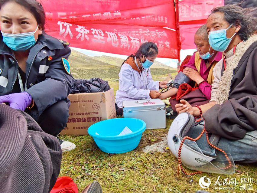 給牧民檢查身體(ti) 。巴登攝
