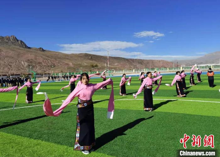 圖為青海師範大學附屬玉樹實驗學校學生在綠茵場跳起囊謙古舞—卓根瑪。　白劼 攝