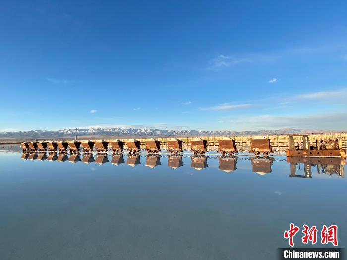 圖為(wei) 小火車倒影在湖中，湖麵如圖明鏡一般。　馬翔 攝
