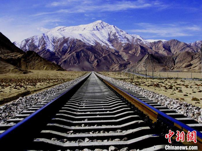 圖為(wei) 青藏鐵路成功穿越凍土區。(資料圖) 中鐵西北科學研究院供圖