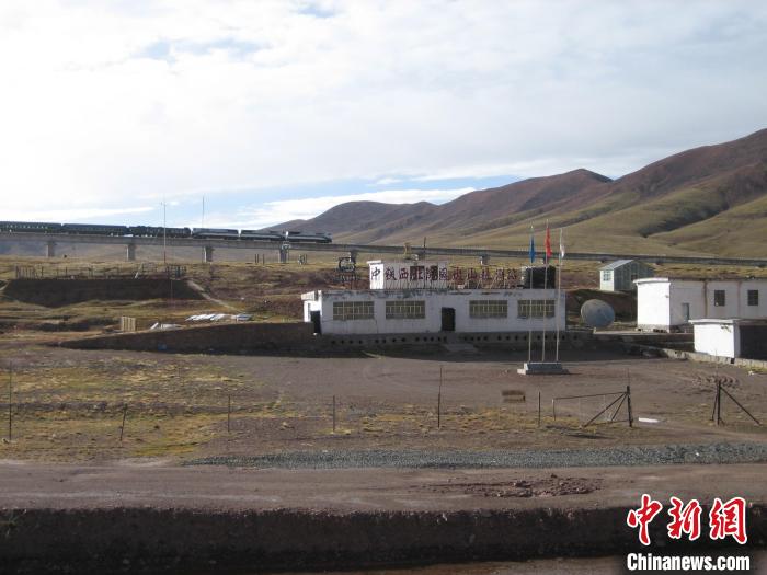圖為(wei) 青藏鐵路通車後列車經過中鐵西北院風火山觀測站。(資料圖) 中鐵西北科學研究院供圖