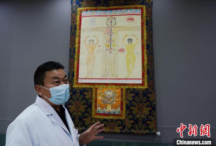 圖為(wei) 興(xing) 海縣藏醫院院長介紹藏醫四部醫典詳實圖。　馬銘言 攝