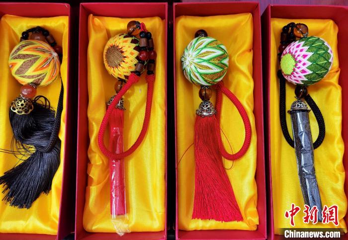 圖為(wei) 藏繡手工藝品。　祁增蓓 攝