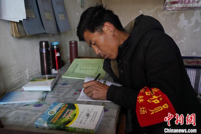 青海獨臂護林員桑傑加：十餘(yu) 載守護家鄉(xiang) 萬(wan) 畝(mu) 林