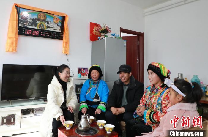 新家是兩層小樓房，一樓布置得充滿現代感，喝著藏式奶茶，一家人聊著今年春節怎麽過。　丁思 攝