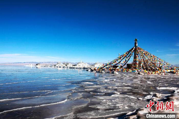 中國最大內(nei) 陸鹹水湖青海湖曆時31天完全凍結