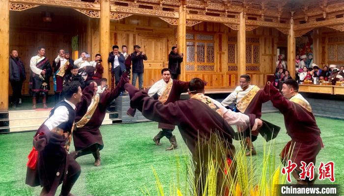 青海：藏鄉(xiang) 民眾(zhong) 以“村晚”迎藏曆新年