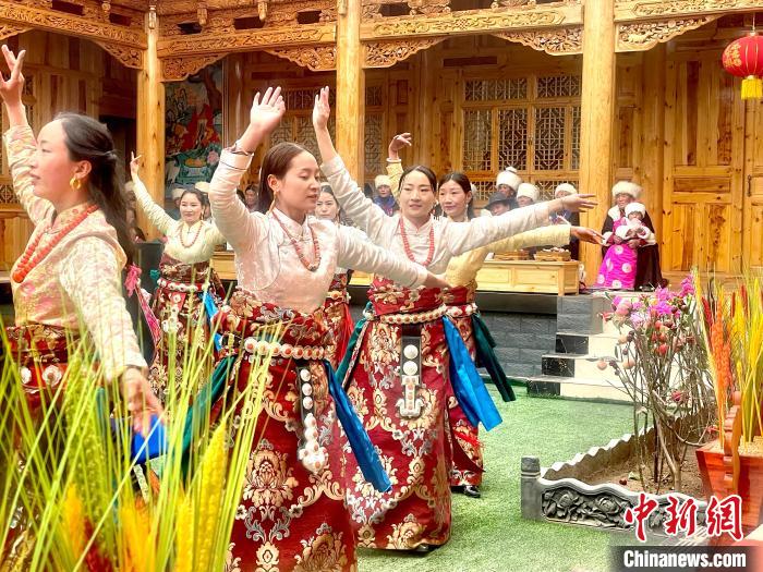 圖為(wei) 藏族女性載歌載舞。　李玉峰 攝