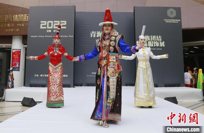 圖為(wei) 模特展示蒙古族服飾。　馬銘言 攝