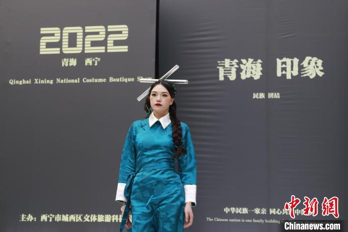 圖為(wei) 模特展示少數民族服飾。　馬銘言 攝