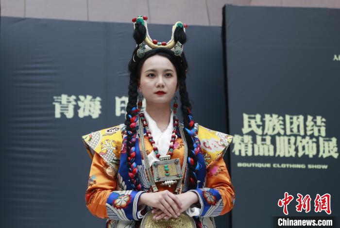 圖為(wei) 模特展示藏族服飾。　馬銘言 攝