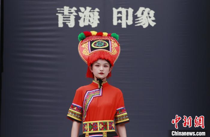 圖為(wei) 模特展示土族服飾。　馬銘言 攝