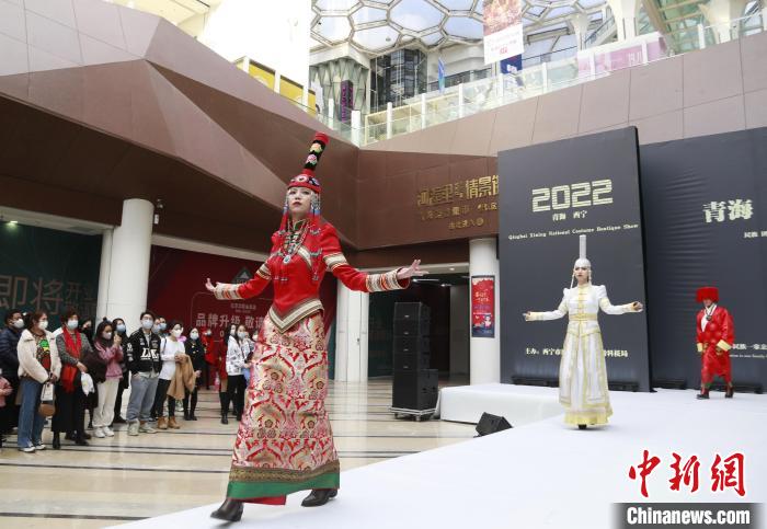 圖為(wei) 模特身穿民族服飾進行走秀。　馬銘言 攝