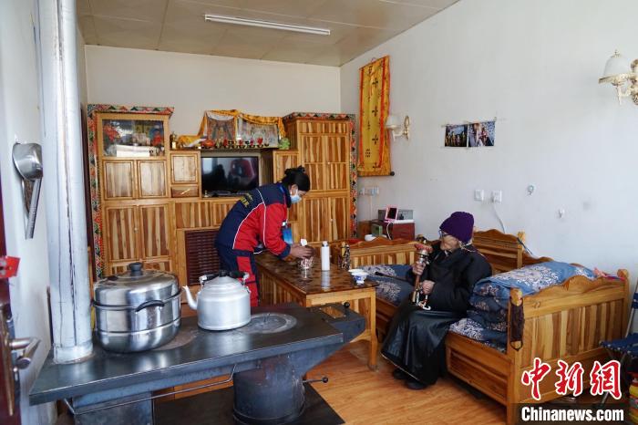 圖為(wei) 敬老院護工為(wei) 老人打掃屋內(nei) 衛生。　馬銘言 攝