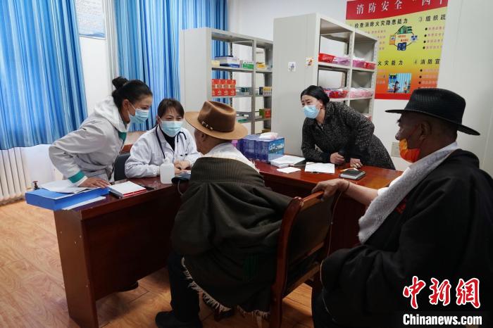 圖為(wei) 骨科醫生為(wei) 敬老院老人們(men) 進行集中檢查。　馬銘言 攝