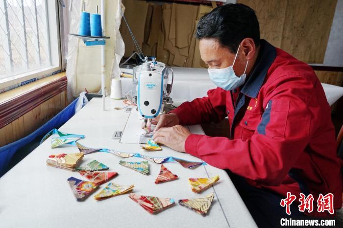 圖為(wei) 工人正在製作藏式手工藝品。　馬銘言 攝