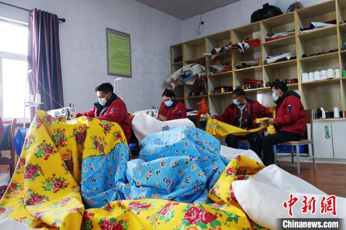 圖為(wei) 工人們(men) 正在製作帳篷。　馬銘言 攝