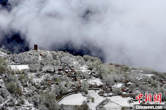 雪後的藏寨和碉樓構成美麗(li) 的雪景。　降初澤郎 攝