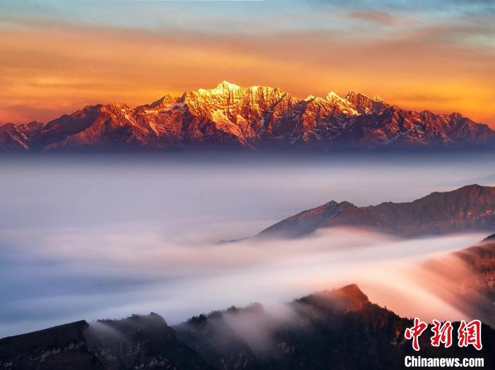 牛背山頂的流雲(yun) 和“金山” 李熙騰 攝