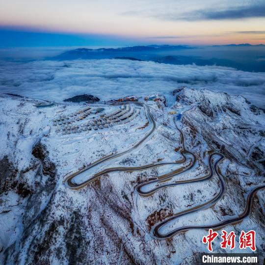 雪後的牛背山山頂和崎嶇的公路。　李凱 攝