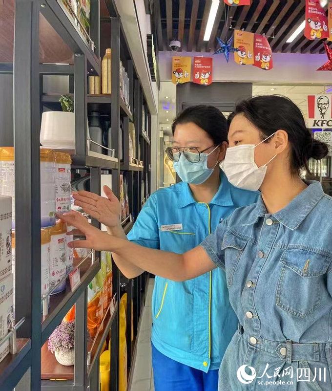 顧客可以在川內(nei) 中國石油加油站便利店內(nei) 選購到品質純正的紅原奶粉。張霞攝