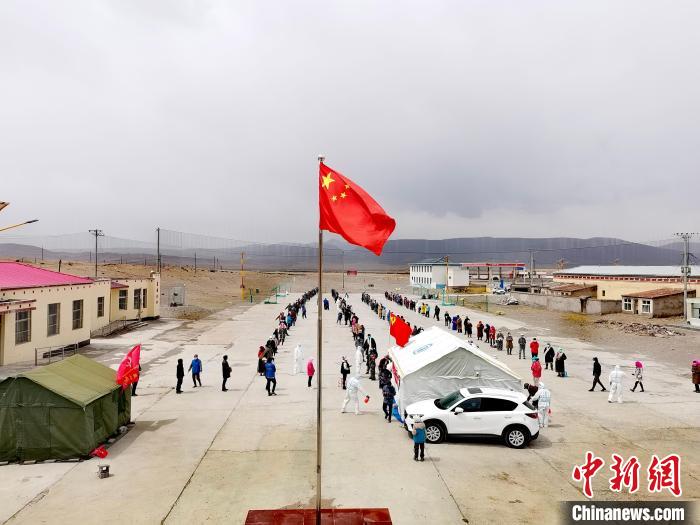 青海天峻草原核酸檢測點：牧民在哪我們(men) 就去哪檢測
