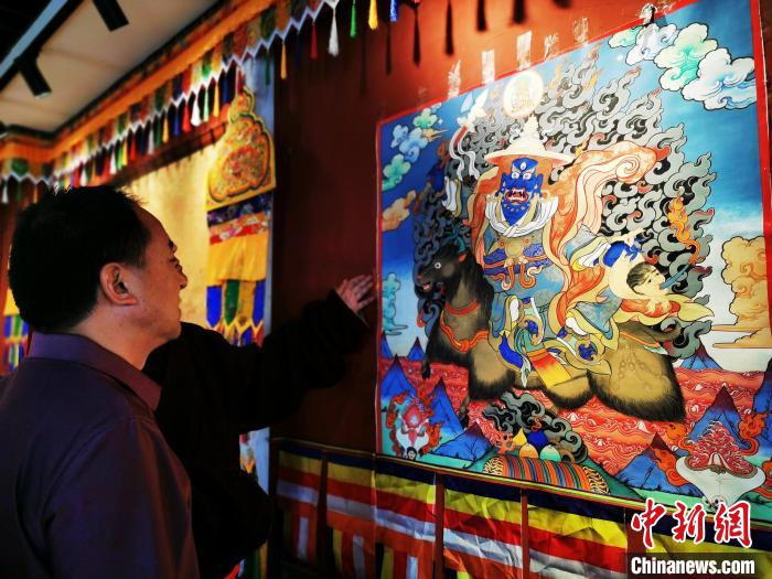 探訪青海“熱貢藝人之家”：民間畫師傾(qing) 力傳(chuan) 承人類“非遺”