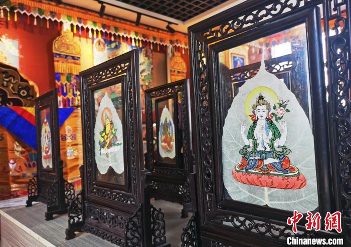 圖為(wei) 久美尖措創作的藝術品。　張添福 攝