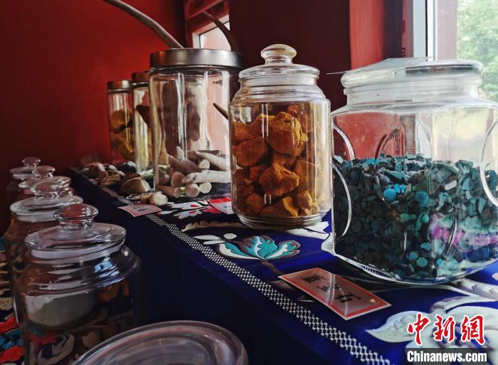 圖為(wei) 唐卡繪畫礦物顏料展示。　張添福 攝