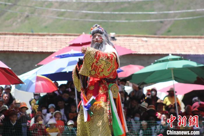 圖為(wei) 觀眾(zhong) 們(men) 觀看表演。　班瑪縣文體(ti) 旅遊廣電局 供圖