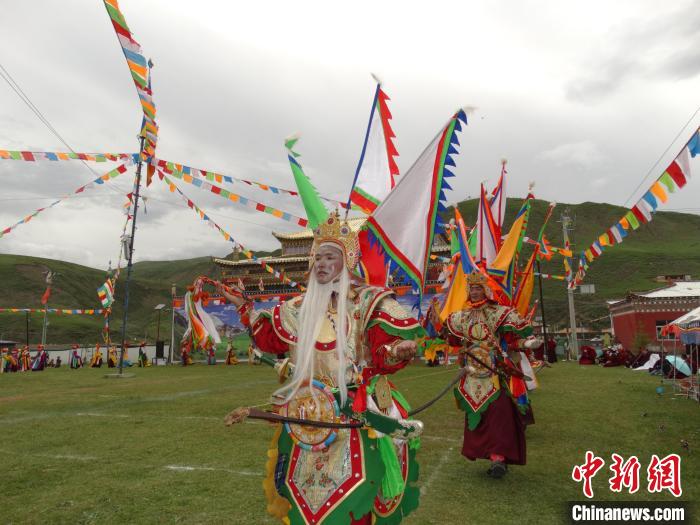 圖為(wei) 演員進行表演。　班瑪縣文體(ti) 旅遊廣電局 供圖
