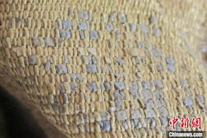 青海省文物考古研究所修複都蘭(lan) 出土唐元紡織品文物