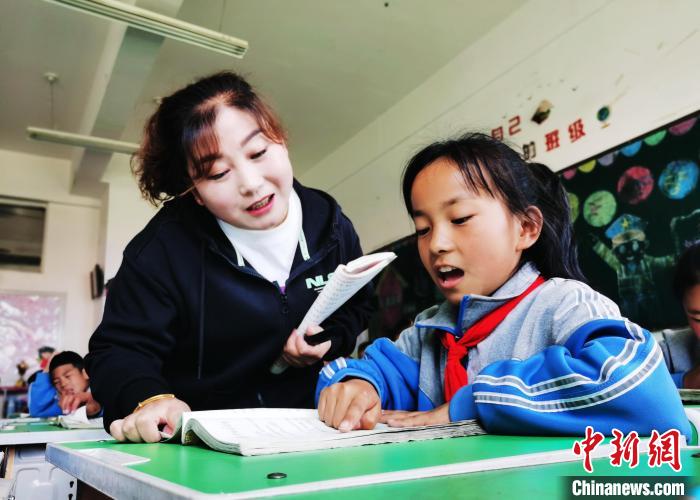 （人民幸福生活）青海藏鄉(xiang) ：小學教師十八載傳(chuan) 道授業(ye) 的高原不了情