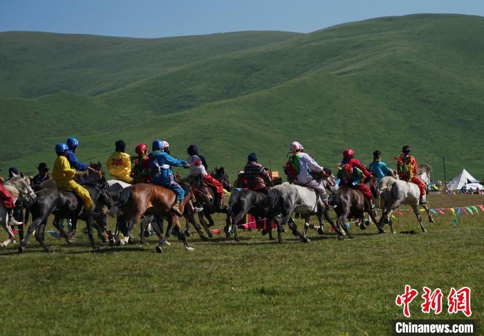 圖為(wei) 選手進行3000米賽馬比賽。　馬銘言 攝