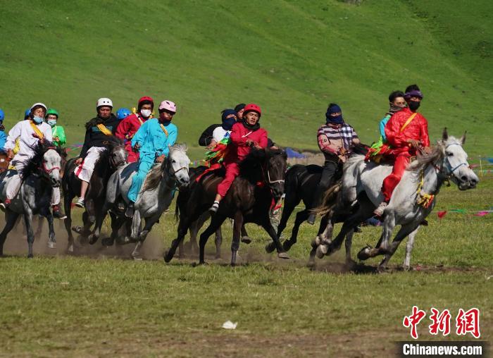圖為(wei) 選手進行3000米賽馬比賽。　馬銘言 攝
