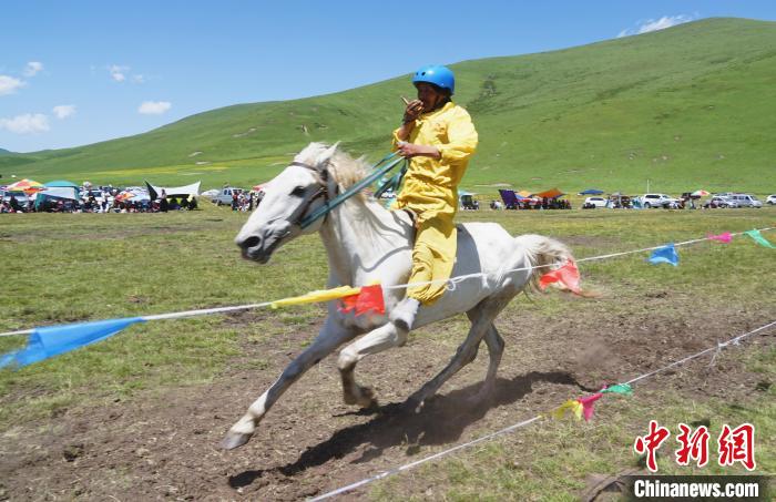 圖為(wei) 選手進行3000米賽馬比賽。　馬銘言 攝