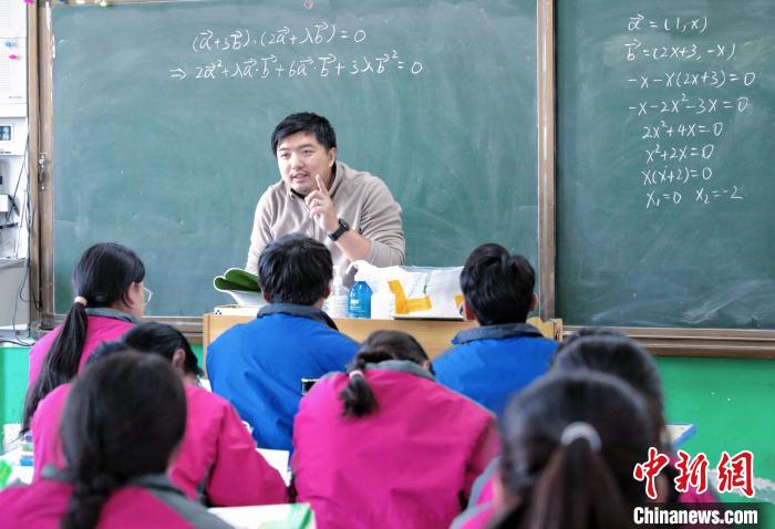 上海援青教師丁誌偉：教書更要教“路”