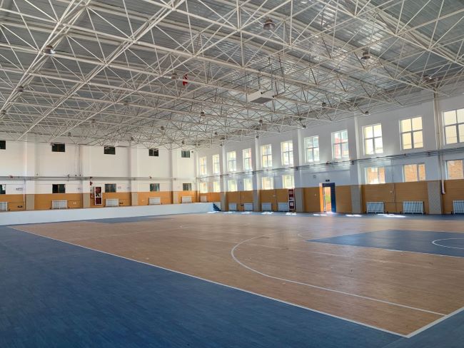 圖4 濱州市投資650餘(yu) 萬(wan) 元為(wei) 海北州第三高級中學建設的“風雨操場”逄鑫珊 攝