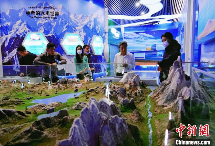 圖為(wei) 中外嘉賓在玉樹州博物館內(nei) 參觀。　馬銘言 攝