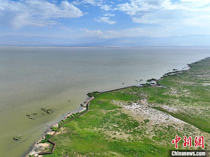 圖為(wei) 航拍都蘭(lan) 湖國家濕地公園。　祁增蓓 攝