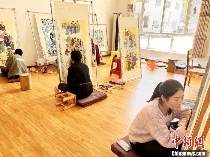 圖為(wei) 畫室內(nei) 學徒練習(xi) 繪畫唐卡。　馬文莉 供圖