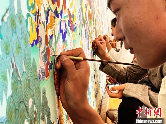 圖為(wei) 畫師繪畫唐卡。　馬文莉 供圖