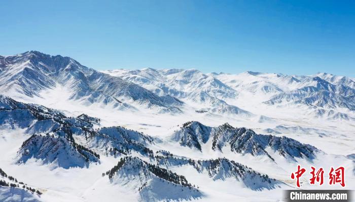 青海都蘭(lan) ：雪後高原銀裝素裹如水墨畫