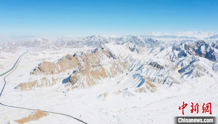 圖為(wei) 無人機航拍高原雪景。　都蘭(lan) 縣融媒體(ti) 中心供圖